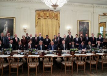 Trump reúne CEOs de IA e anuncia compromisso para reforçar controles de segurança