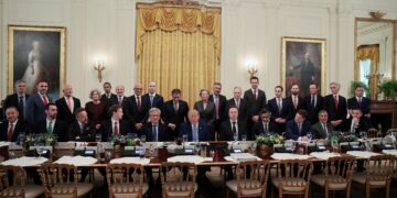 Trump reúne CEOs de IA e anuncia compromisso para reforçar controles de segurança
