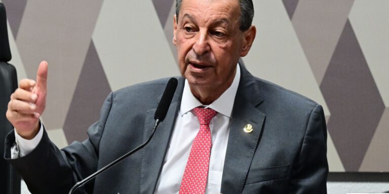 Jornada 6×1: relator da PEC dá parecer favorável e rejeita emendas