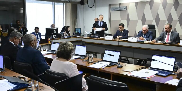 PEC que acaba com jornada 6×1 é aprovada na CCJ do Senado