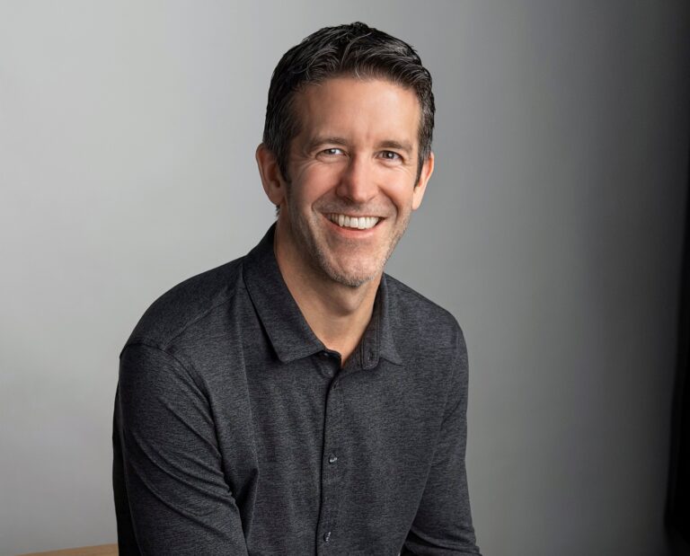 John Ternus assume oficialmente como CEO da Apple; conheça o executivo