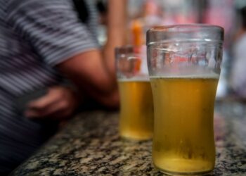 Álcool e cigarro podem causar cegueira, alertam especialistas