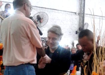 Eike Batista se converte ao Evangelho em culto na Assembleia de Deus