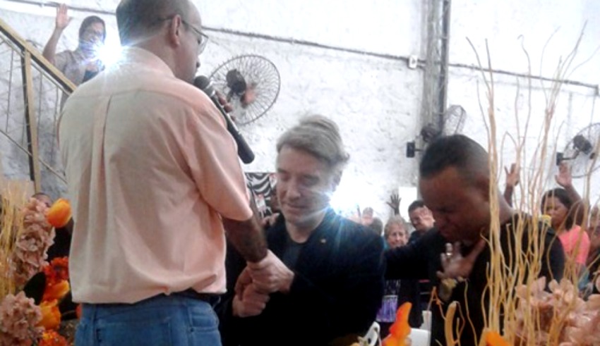 Eike Batista se converte ao Evangelho em culto na Assembleia de Deus