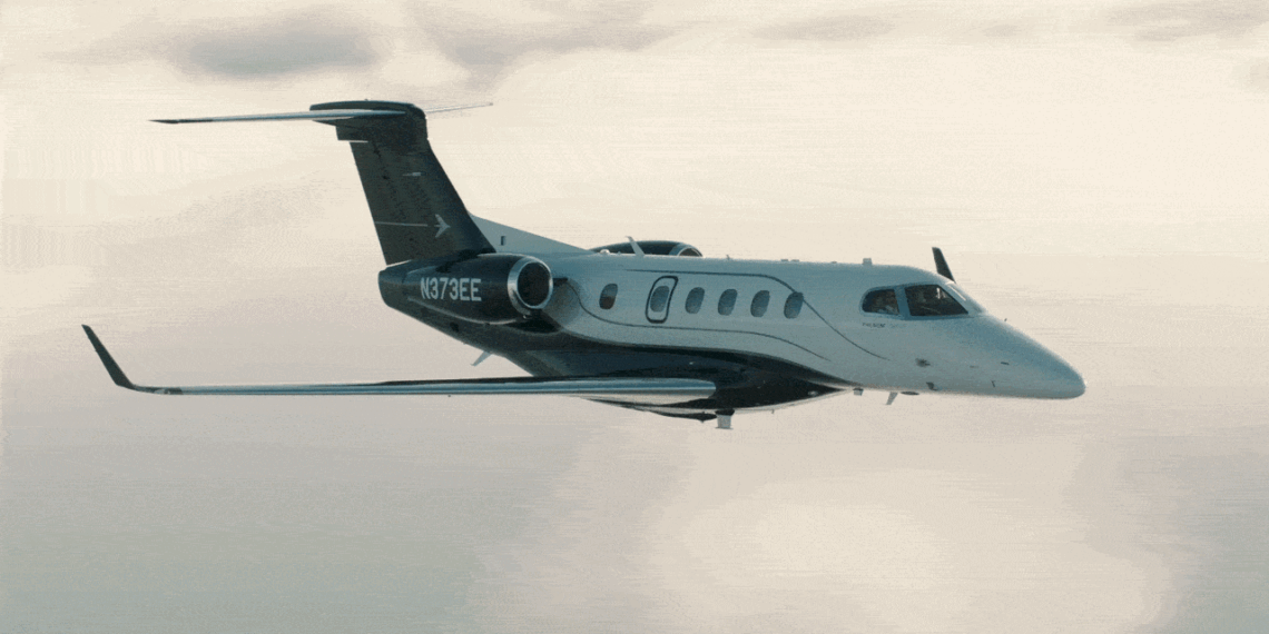 Como será viajar no jato da Embraer que consegue pousar sozinho