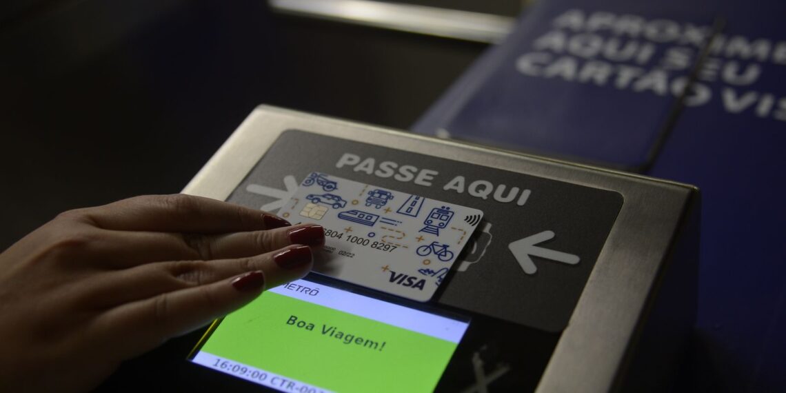 Estação Cinelândia, no Rio, é renomeada para Estação Democracia