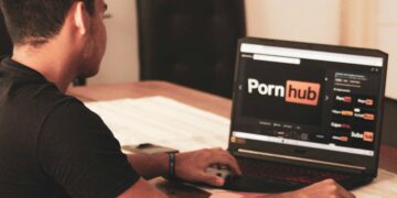 Reino Unido investiga Pornhub visando proteção a menores