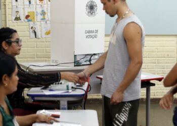 Adolescente cria plataforma digital para ajudar jovens a votar