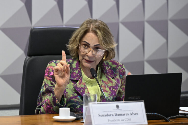 Damares Alves aciona Justiça por vídeo da CGU com 13