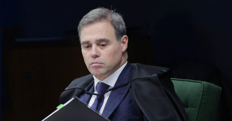 André Mendonça suspende propaganda de Lula por omitir Alckmin
