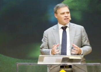 André Mendonça destaca a missão da Igreja durante culto