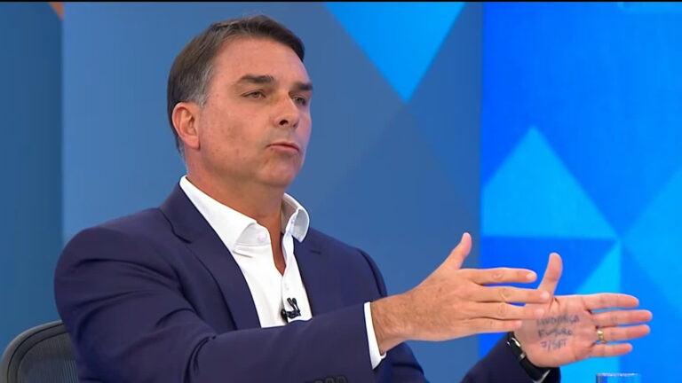 Flávio Bolsonaro contesta Moraes em caso de banqueiro
