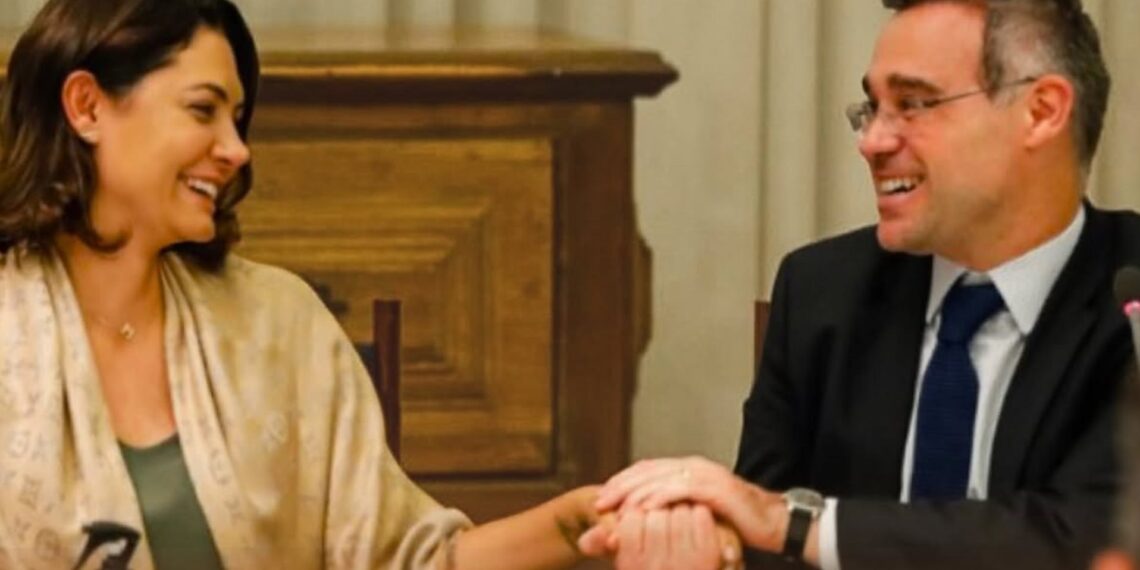 Michelle Bolsonaro apoia André Mendonça em meio a crise no STF