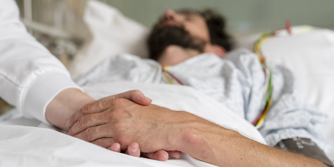 Mãe pede que filho com danos cerebrais não morra por desidratação