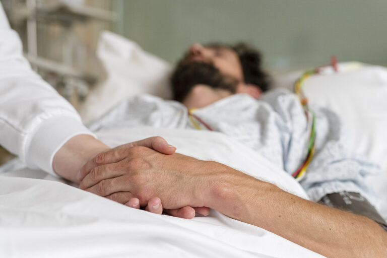Mãe pede que filho com danos cerebrais não morra por desidratação