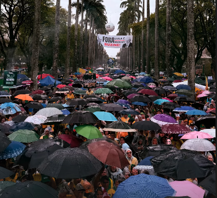 Manifestantes em BH pedem prisão de Lula e criticam Moraes