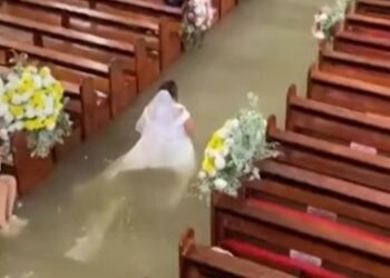 Casal se casa em igreja alagada nas Filipinas após monção