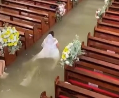 Casal se casa em igreja alagada nas Filipinas após monção