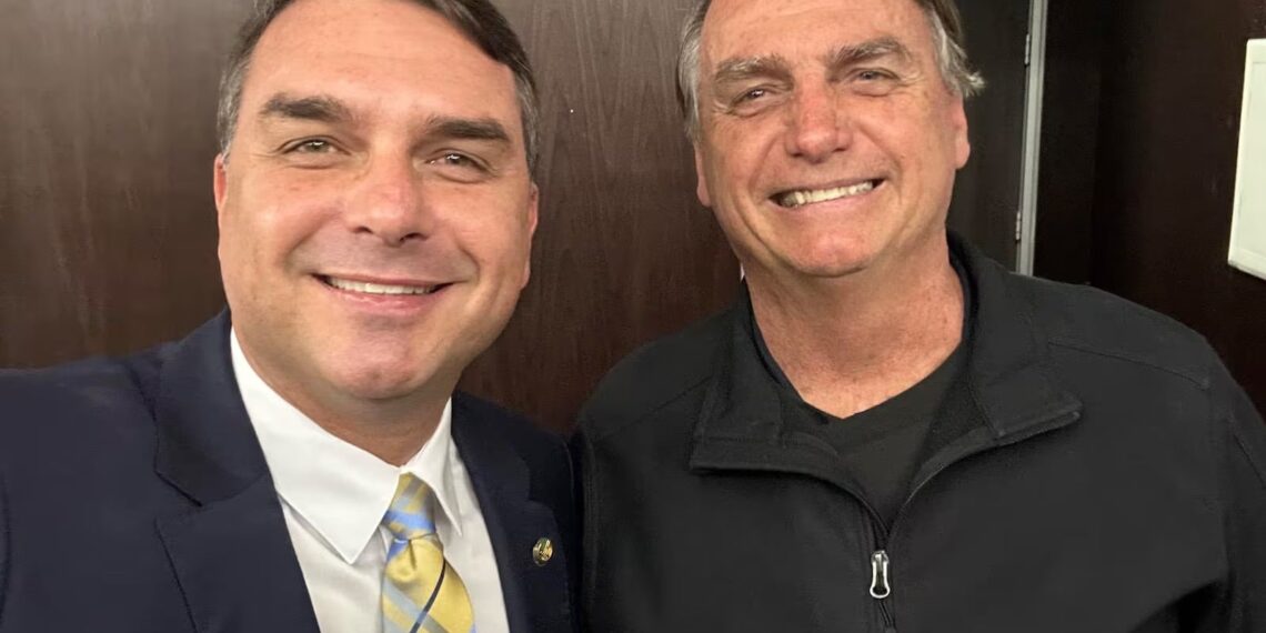 Flávio Bolsonaro realiza comício em Juiz de Fora