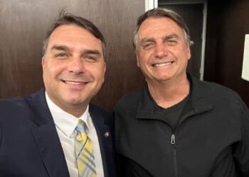 Flávio Bolsonaro realiza comício em Juiz de Fora