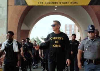 Técnico de futebol dos EUA usa camisa ‘Christ is King’