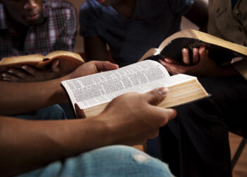 Faculdade em Nova York enfrenta processo de clube cristão