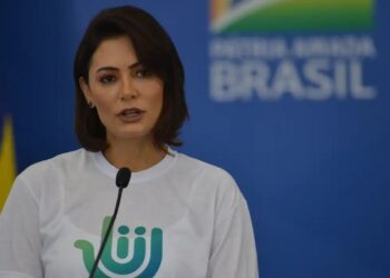 Michelle Bolsonaro convoca apoio feminino para Flávio