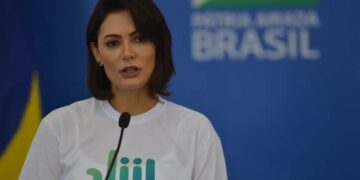 Michelle Bolsonaro convoca apoio feminino para Flávio