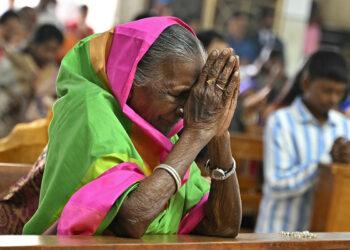 Família cristã na Índia forçada a rituais hindus em funeral
