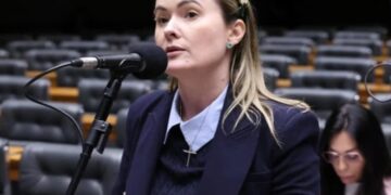 Júlia Zanatta contesta política de gênero da UFSC na Justiça