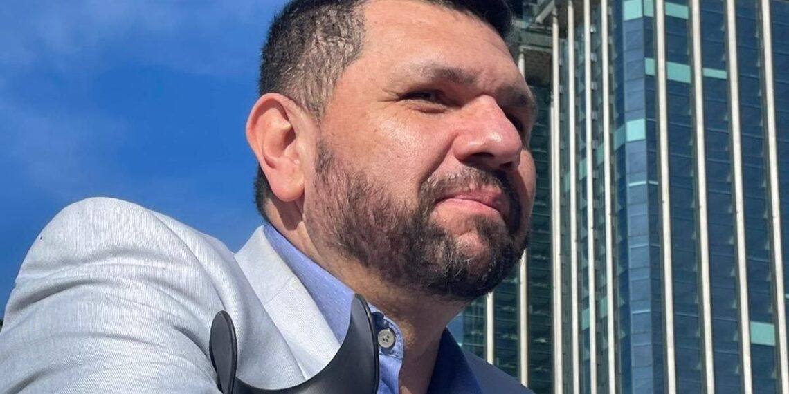 Oswaldo Eustáquio registra candidatura a deputado federal