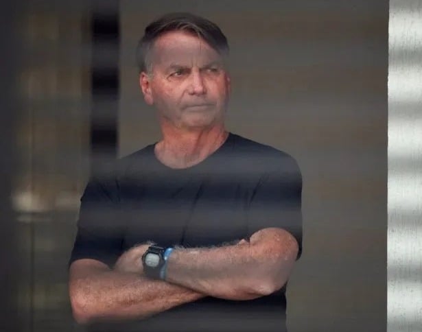 Defesa de Bolsonaro busca reverter restrição a militares