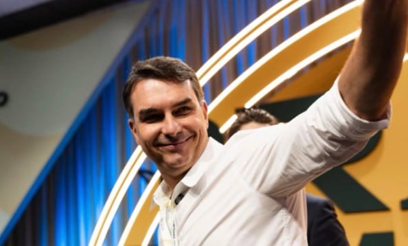 Flávio Bolsonaro critica reajuste do Bolsa Família