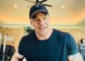 Alan Ritchson anuncia divórcio após 20 anos de casamento