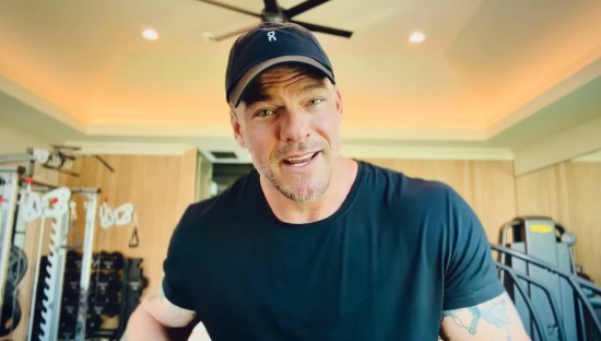 Alan Ritchson anuncia divórcio após 20 anos de casamento