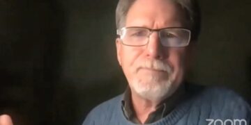 Pastor de esquerda apoia Bíblia que nega Jesus como filho de Deus