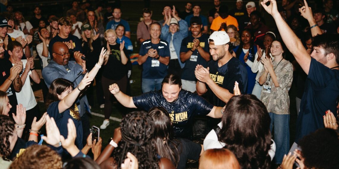 Atletas batizam 50 pessoas em evento evangelístico nos EUA