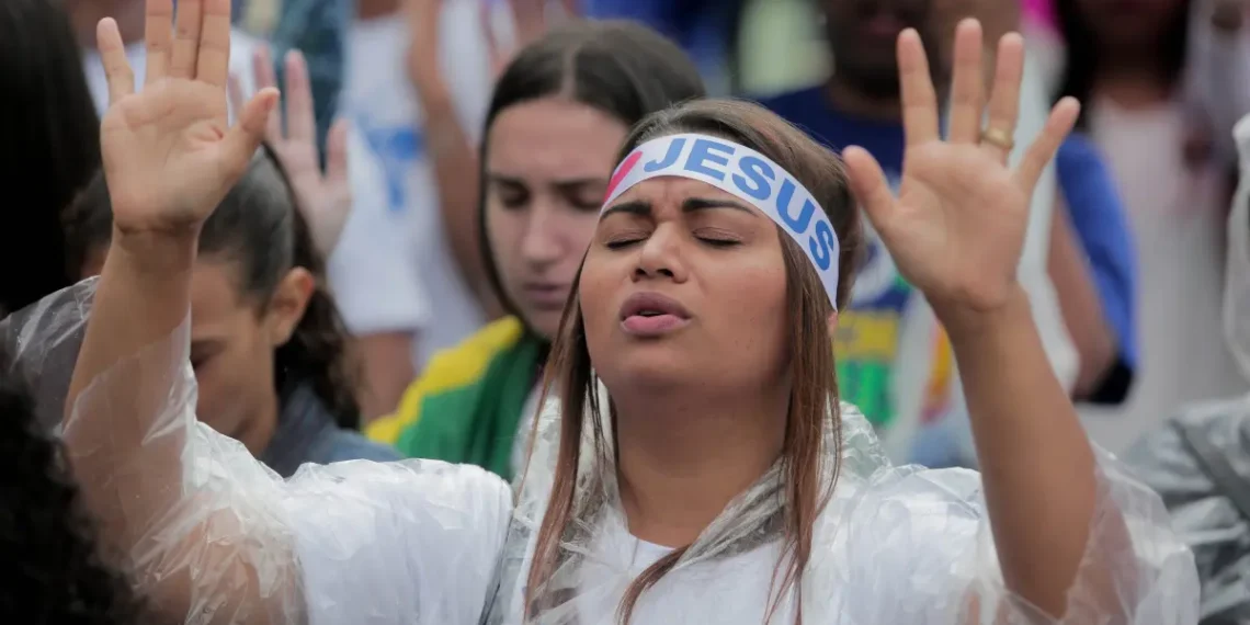 Maioria dos evangélicos rejeita política durante cultos