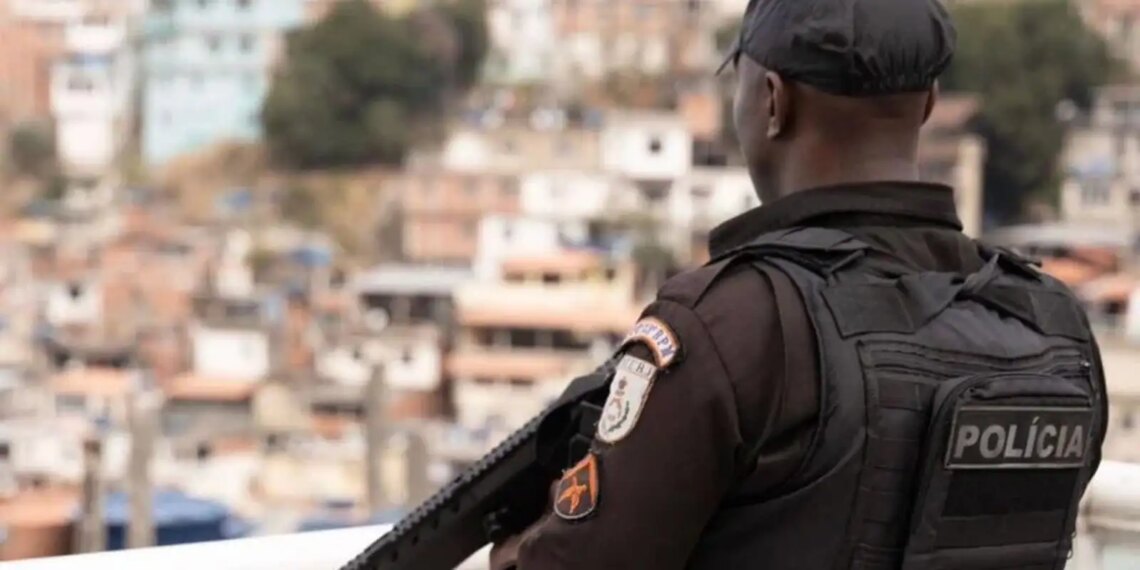 Operação da PMRJ apreende drogas e armas no Complexo da Maré
