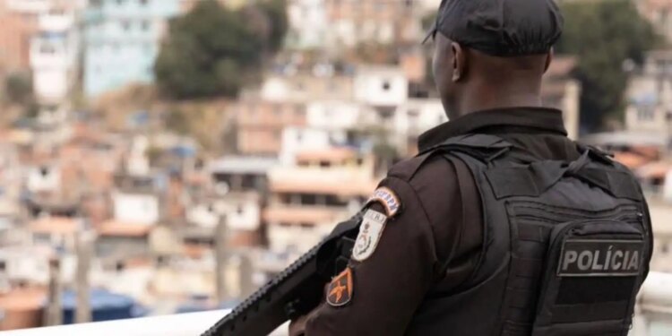 Operação da PMRJ apreende drogas e armas no Complexo da Maré