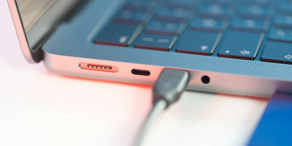Bateria do notebook: deixar na tomada o dia todo faz mal?