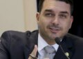 Flávio Bolsonaro viajou em avião de Vorcaro em 2025