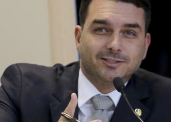 Flávio Bolsonaro viajou em avião de Vorcaro em 2025