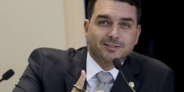 Flávio Bolsonaro viajou em avião de Vorcaro em 2025
