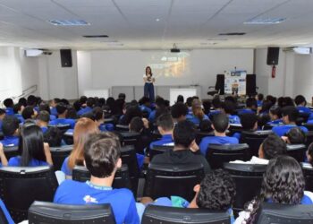 Projeto leva orientação sobre escolhas e futuro para mais de 1,4 mil estudantes de Cáceres