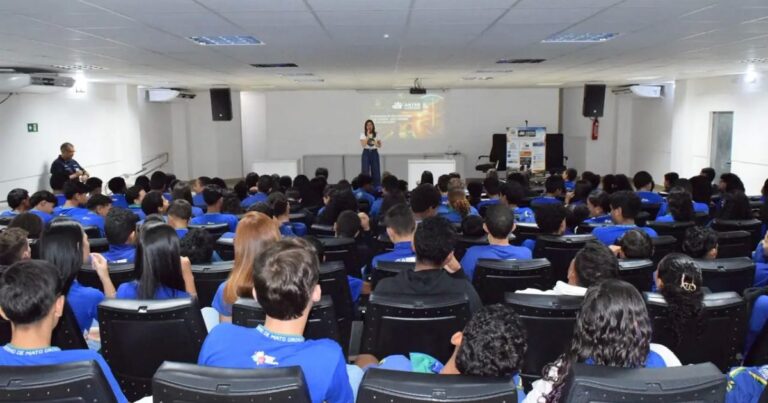 Projeto leva orientação sobre escolhas e futuro para mais de 1,4 mil estudantes de Cáceres