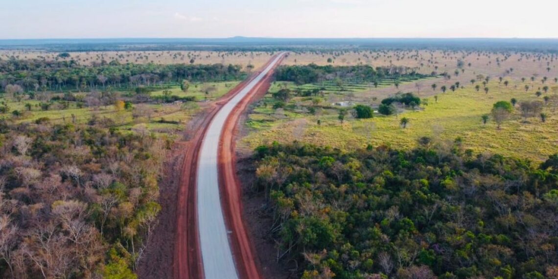 Obras para asfaltar MT-199 avançam em direção a Bolívia