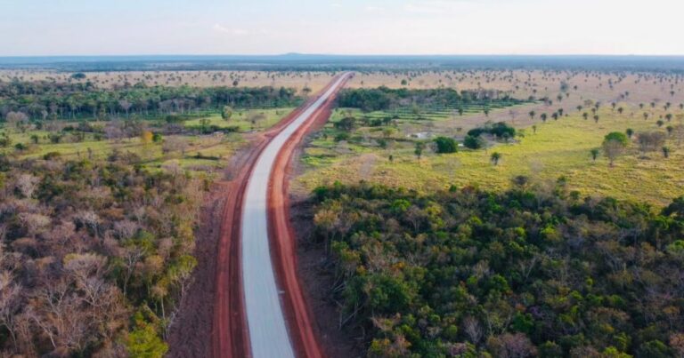 Obras para asfaltar MT-199 avançam em direção a Bolívia