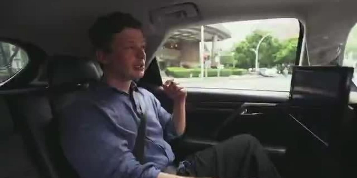 Carro que dirige e estaciona sozinho? Repórter testa tecnologia; VÍDEO