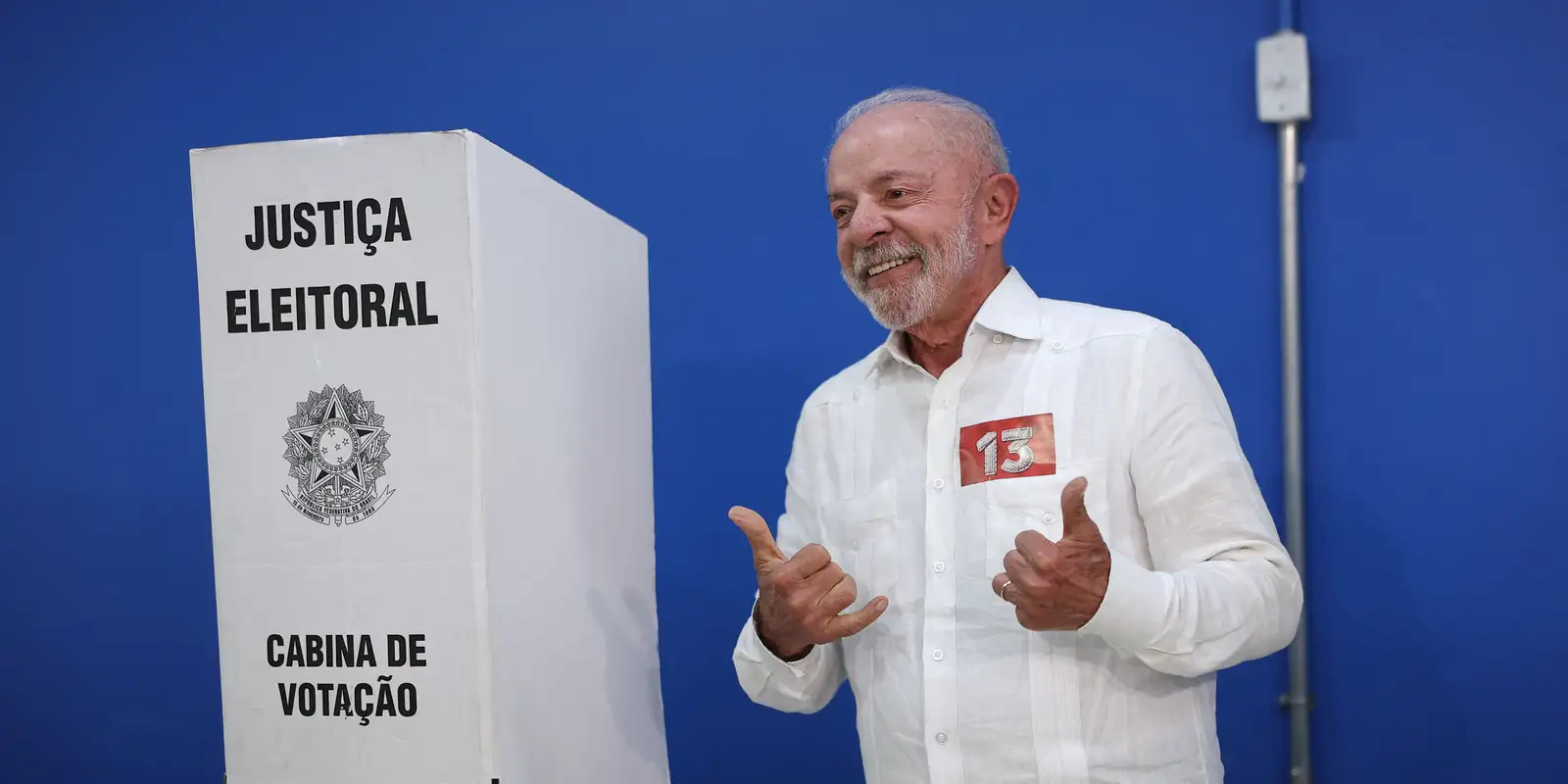 Lula vota em São Bernardo acompanhado de Janja e aliados políticos